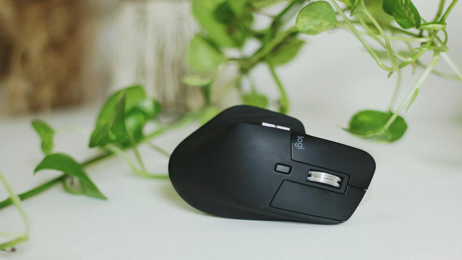 Ergonomische vertikale Maus am Schreibtisch – natürliche Handhaltung im Homeoffice