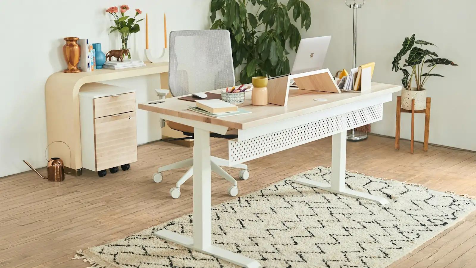 Ergonomischer Arbeitsplatz im Homeoffice – komplettes Setup mit Stehtisch, Bürostuhl, Monitor und Zubehör