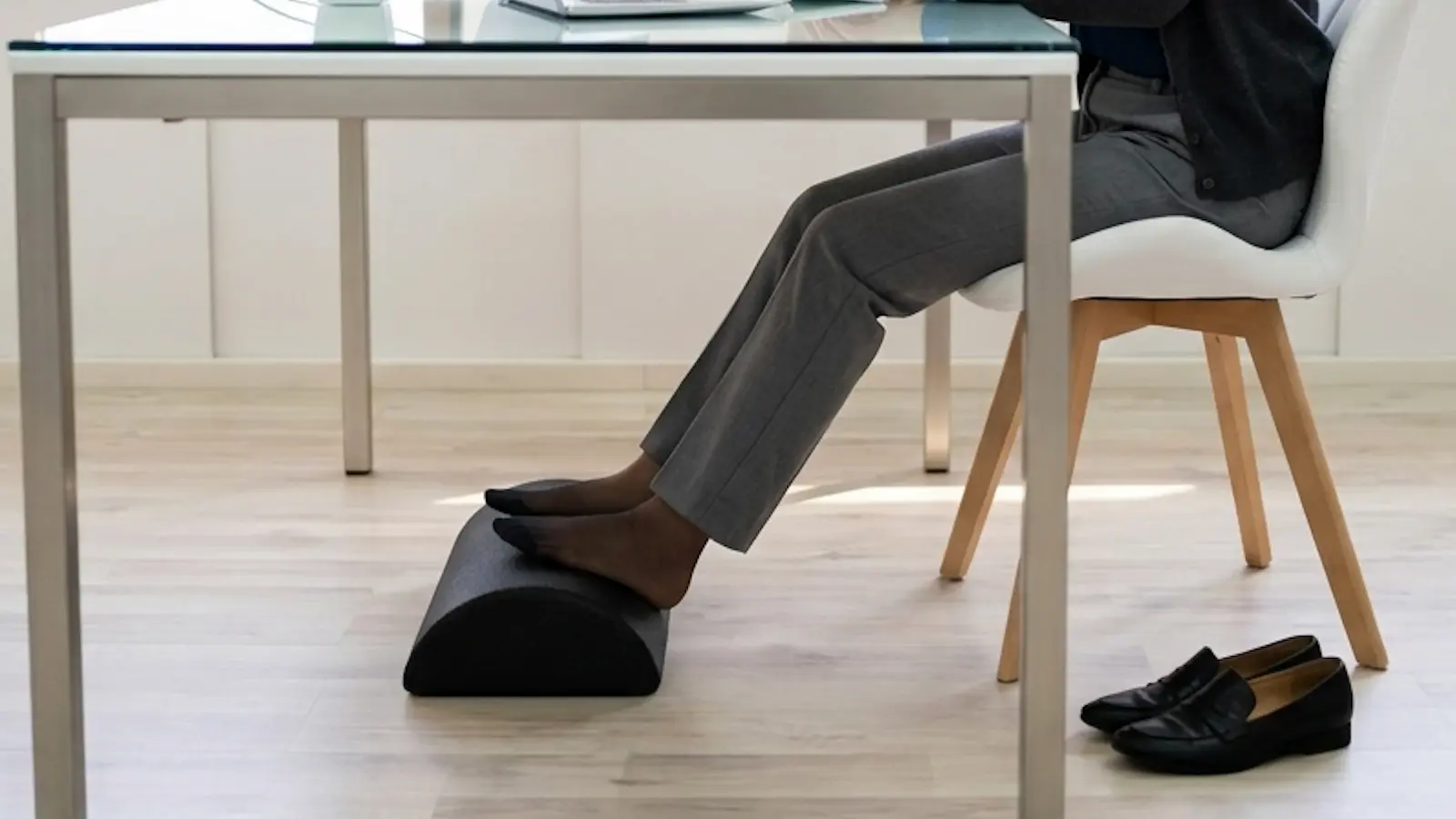Ergonomische Fußstütze unter dem Schreibtisch im Homeoffice