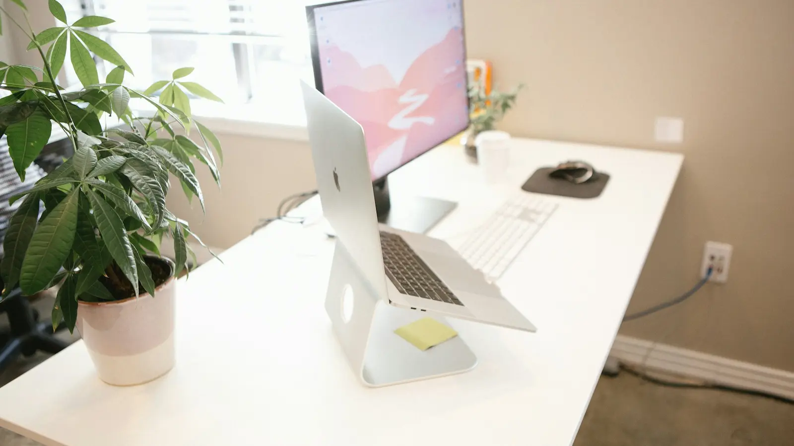Laptopständer aus Aluminium am Schreibtisch – ergonomisches Homeoffice-Setup mit externem Monitor