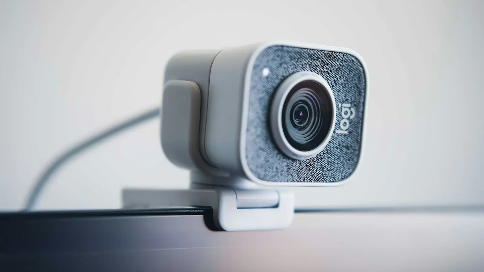 Webcam auf Monitor im Homeoffice-Setup für Videocalls und Online-Meetings