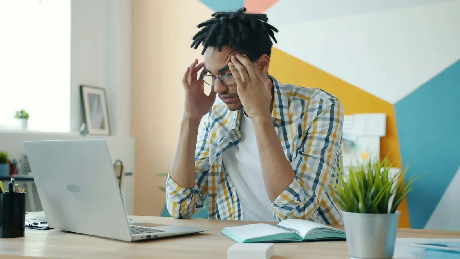 Person macht Augenpause am Bildschirmarbeitsplatz im Homeoffice