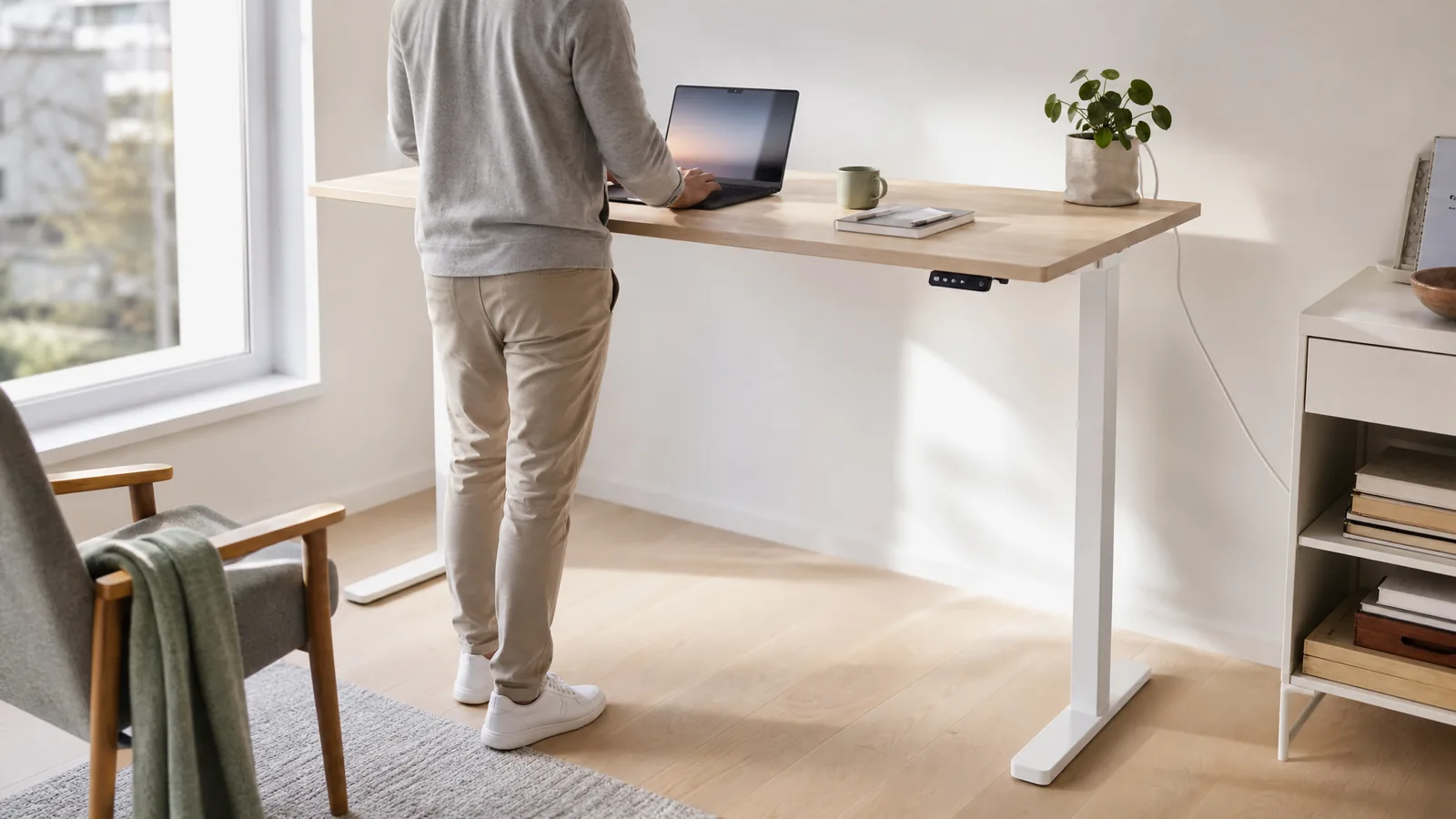 Höhenverstellbarer Schreibtisch in Stehhöhe mit Laptop im hellen Arbeitszimmer – Symbolbild für den Stehtisch-Vergleich